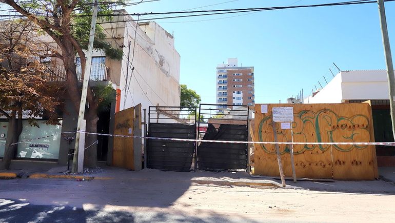 Preocupación por el posible derrumbe de una casa por una construcción lindante