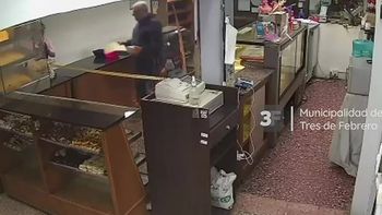 el desesperado intento de escapar del femicida que la mato en una panaderia el desesperado intento de escapar del femicida que la mato en una panaderia