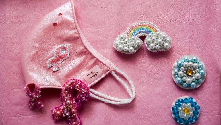 Telas, apliques y pines en barbijos.