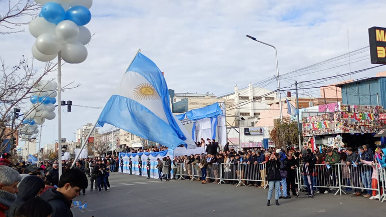 Orgullo celeste y blanco: así se vivió el desfile por el 9 de julio en las calles de Neuquén 