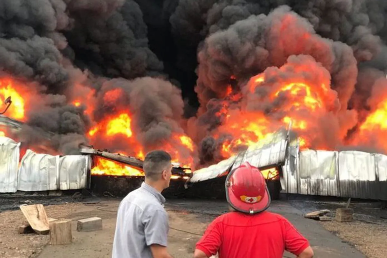 Feroz incendio en una fábrica de resina: imágenes impactantes