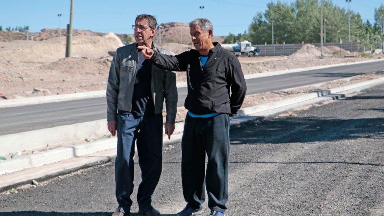 El secretario Castejón y el intendente Quiroga en la traza del Metrobús.