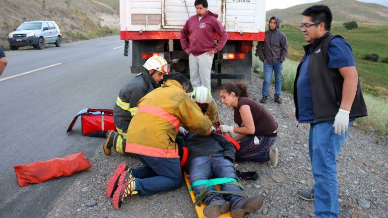 Dos heridos tras salir despedidos de una camioneta durante un vuelco en la Ruta 40