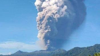 Columna de humo y ceniza sobre el monte Dukono, en Halmahera Norte, Indonesia. Columna de humo y ceniza sobre el monte Dukono, en Halmahera Norte, Indonesia.