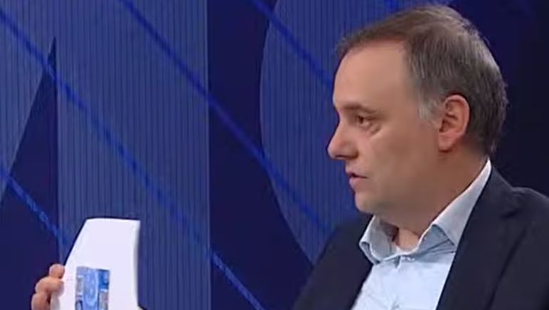 Manuel Adorni declaró ahorros millonarios en negro.
