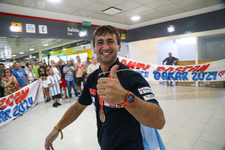 La felicidad de Santiago Rostan luego de arribar a Neuquén. Foto Omar Novoa.