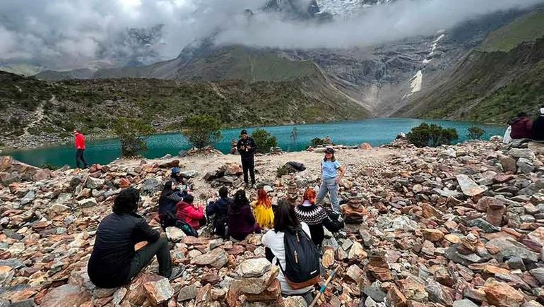 Guías locales advierten que los turistas que confían ciegamente en aplicaciones automáticas pueden correr riesgos graves en zonas de alta montaña. Guías locales advierten que los turistas que confían ciegamente en aplicaciones automáticas pueden correr riesgos graves en zonas de alta montaña.