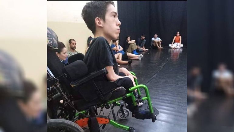 Julián sufre una enfermedad degenerativa. Requiere una silla de ruedas especial y no se la dan.