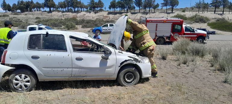 Los Bomberos dieron vuelta el vehículo que había quedado ruedas arriba.