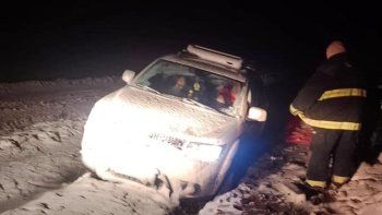 Una familia quedó varada por más de 6 horas tras avanzar por Ruta 13 en plena alerta por viento y nevadas.