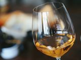 La enorme diversidad de vinos blancos del mundo va mucho más allá de una etiqueta varietal.