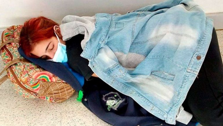 Covid-19: joven de 22 años murió tras esperar acostada en el piso una cama