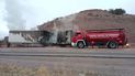 un incendio destruyo un camion que transportaba latas de gaseosas