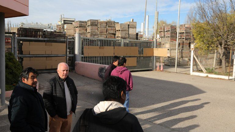 Los empleados de la juguera no cobran el sueldo hace cuatro meses.