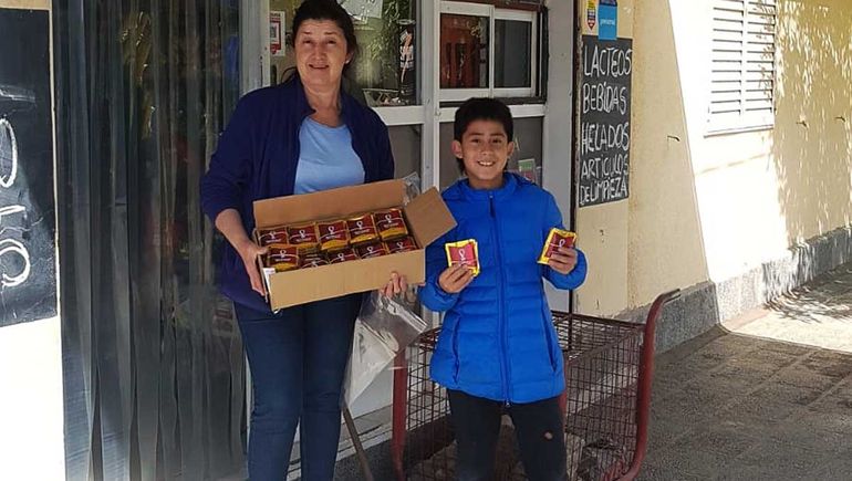 Llegaron 15 mil paquetes de figuritas del Mundial a la región