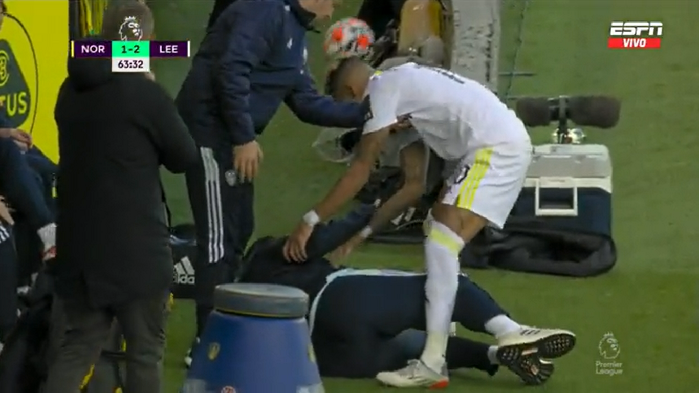 El blooper del Loco: Raphina se llevó puesto a Bielsa