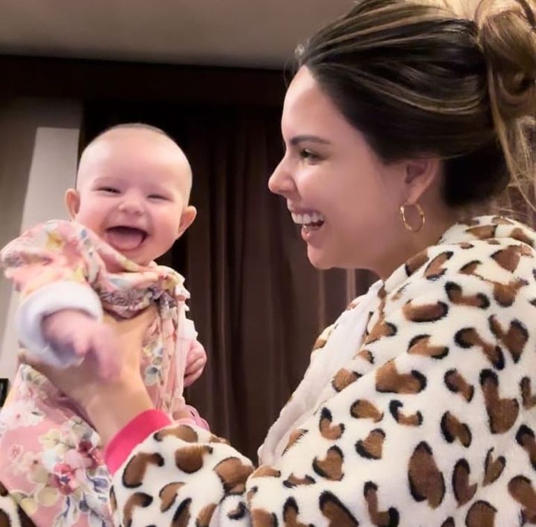 La felicidad de Barby por la llegada de Sarah no se vio opacada por la caída del pelo.