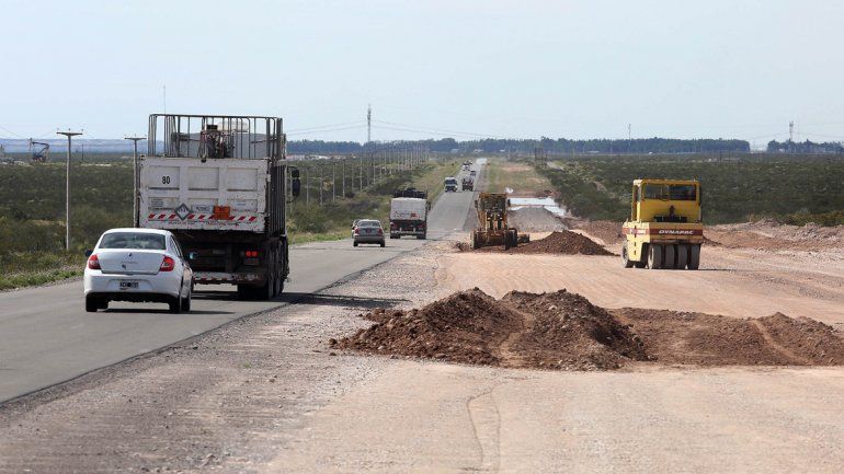 Las máquinas trabajan a toda hora. En un tramo ya se hizo la imprimación asfáltica a la espera del pavimentado.
