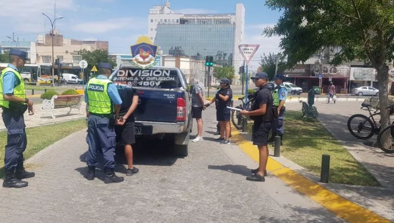 Rompieron el vidrio de una camioneta y robaron una mochila