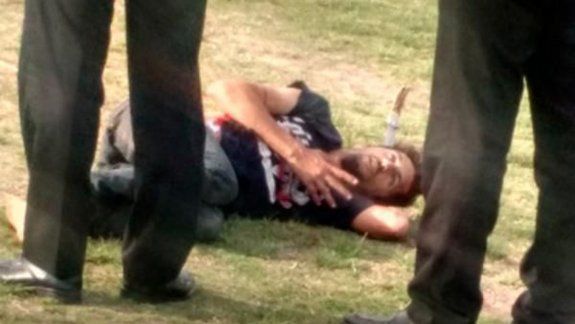 Acuchilló y terminó con su puñal clavado en la cabeza