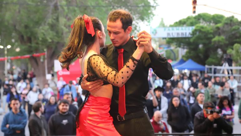 El viento no frenó la fiesta por el 103 aniversario de Centenario: emotivo homenaje a los pioneros