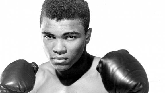 Fue el pugilista más grande del boxeo mundial. De joven se convirtió al islam, renunció a ir a pelear a Vietnam y fue un luchador por los derechos civiles.