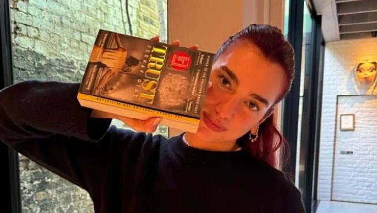 Dua Lipa recomendó un libro de un argentino. Dua Lipa recomendó un libro de un argentino.