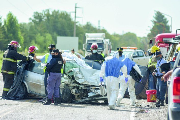 El trágico choque frontal tuvo lugar en la Ruta 7, a la altura de San Patricio del Chañar. Los ocupantes del Chevrolet Corsa murieron en el acto. El trágico choque frontal tuvo lugar en la Ruta 7, a la altura de San Patricio del Chañar. Los ocupantes del Chevrolet Corsa murieron en el acto.