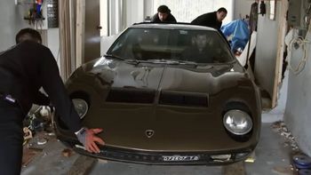 Una rareza total: la carrocería del Lamborghini Miura S estaba pintada en Luchi Del Bosco, un tono metálico profundo que solo lucieron tres unidades de la Serie II. Una rareza total: la carrocería del Lamborghini Miura S estaba pintada en Luchi Del Bosco, un tono metálico profundo que solo lucieron tres unidades de la Serie II.