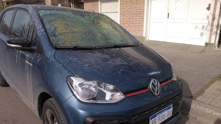 Cansada de que estacionen en su garaje, escrachó un auto con engrudo