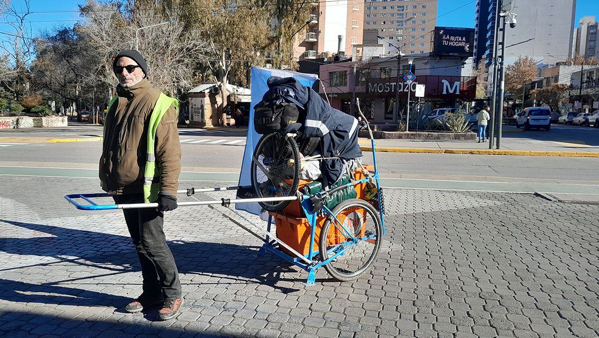 Lleva dos semanas caminando desde El Bolsón: llegó a Neuquén y quiere ir a Casa Rosada
