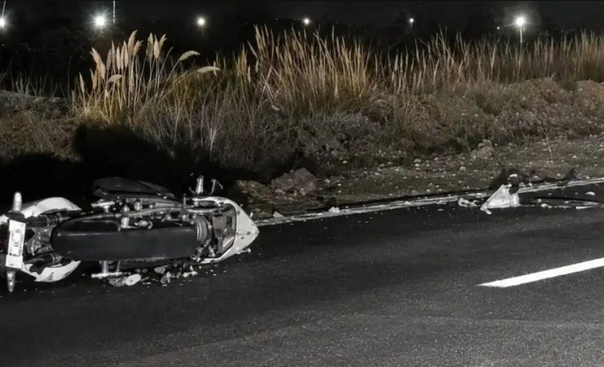 El motociclista murió al ser apalstado por dos camionetas en la ruta 158.