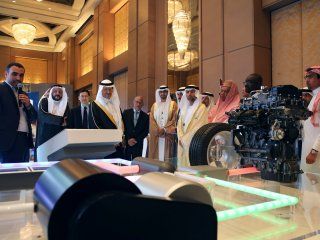 El ministro de Energía de Arabia Saudita, príncipe Abdulaziz bin Salman Al-Saud, asiste junto a otras autoridades a una exposición en una conferencia energética en Riad, Arabia Saudita. 25 febrero