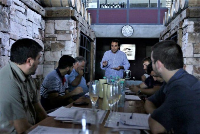 Una postal típica de ediciones anteriores entre bodegueros, enólogos y la coordinación de Caminos Del Vino.