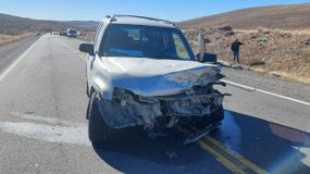 Los dos vehículos siniestrados en la Ruta 237 terminaron con importantes daños materiales. | LM Neuquen Los dos vehículos siniestrados en la Ruta 237 terminaron con importantes daños materiales.