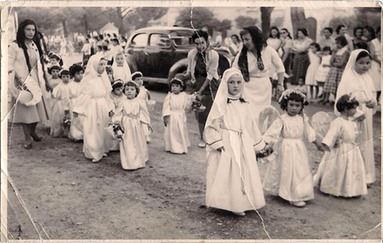 Las comuniones en la década del ’50, sobre la calle de tierra de la Avda. hoy Argentina.