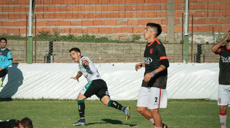 El gesto de los jugadores de Sansinena en la derrota contra Villa Mitre del lunes pasado.&nbsp;