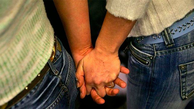 El adoptado tiene 16 años y desde el 2010 vive con estas mujeres.