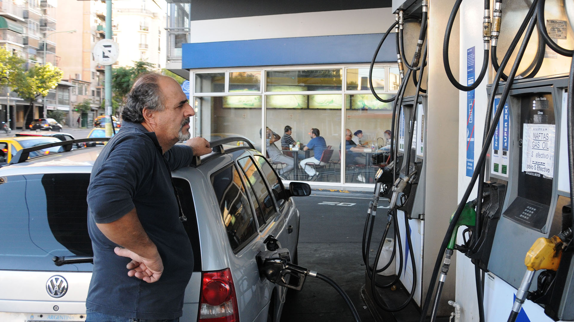 Las ventas de combustibles en Argentina acumularon en abril su tercer mes consecutivo de caída interanual.