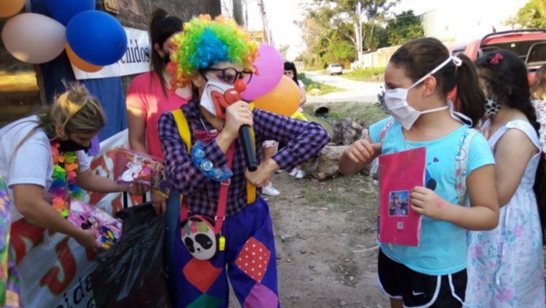 Una familia colecta juguetes y chocolates para 500 niños