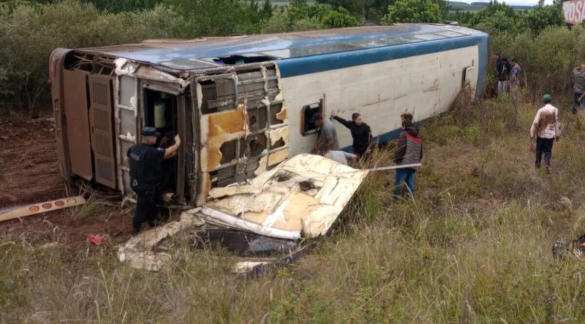 Volcó un colectivo que llevaba trabajadores en la ruta 14: hay 7 muertos