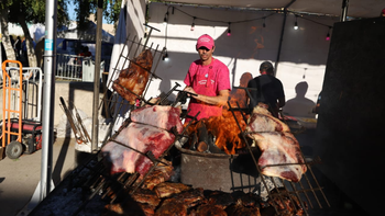 La Fiesta de la Confluencia está poblada por cientos de carros de comida. La Fiesta de la Confluencia está poblada por cientos de carros de comida.