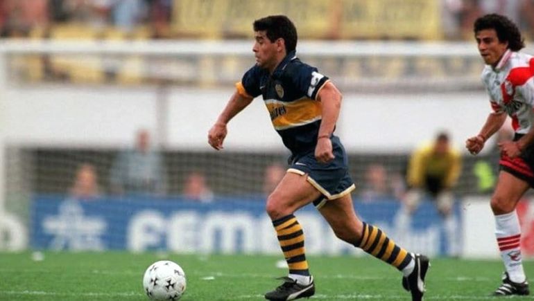 Diego Maradona maneja la pelota durante su último partido el Superclásico del 25 de octubre de 1997. Diego Maradona maneja la pelota durante su último partido el Superclásico del 25 de octubre de 1997.