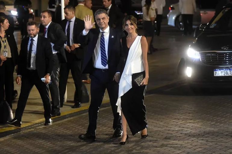 María Belén Ludueña lució un vestido largo de Carolina Herrera y Jorge Macri visitó un traje azul con camisa blanca y corbata a rayas. Foto: Google.