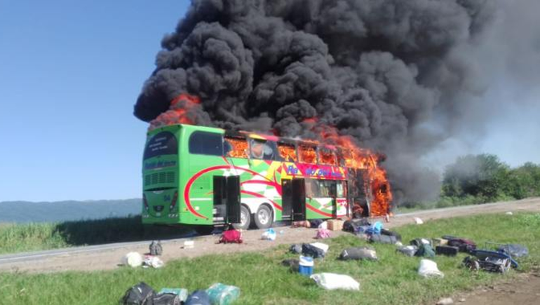 Se incendió un colectivo en el que viajaban trabajadores golondrina