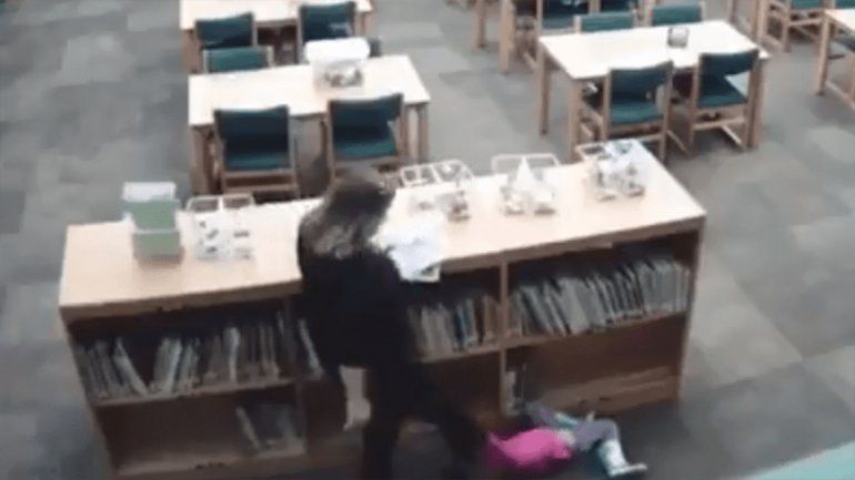 Maestra pateó a una nena y dijo que se cayó: un video la mandó al frente