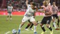Borré vio la amarilla por una falta a Mascherano.