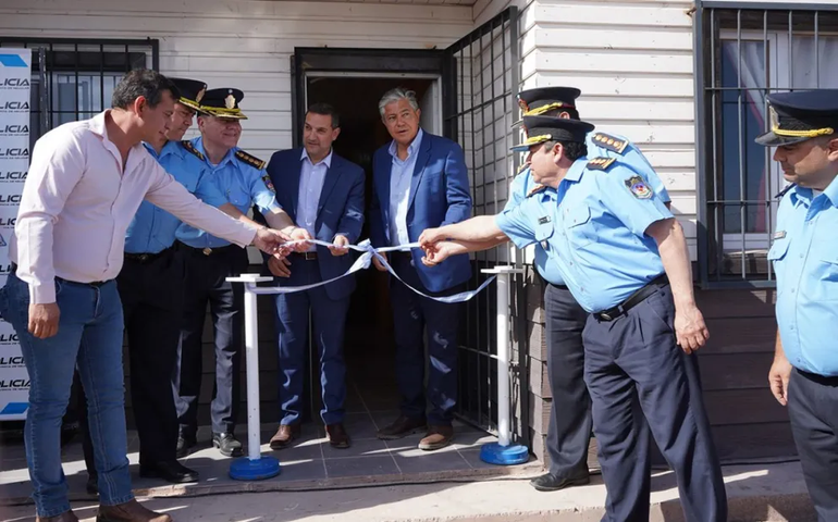 Rolando Figueroa inauguró la División Antinarcóticos de la Policía en Añelo Rolando Figueroa inauguró la División Antinarcóticos de la Policía en Añelo