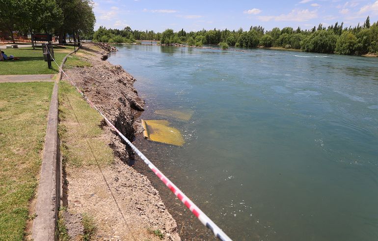 Las crecidas por las erogaciones de las hidroeléctricas destruyeron la costa del río Limay.