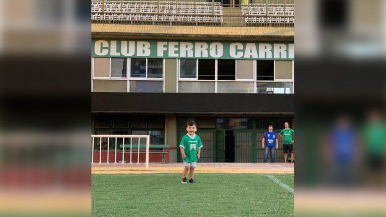 El hijo del Huevo Acuña, un fanático de Ferro que trae suerte